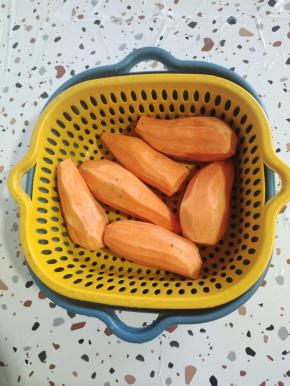 红心红薯去皮洗净！