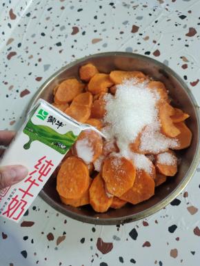趁热放入白砂糖和少许牛奶！