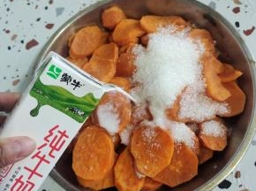 趁热放入白砂糖和少许牛奶！
