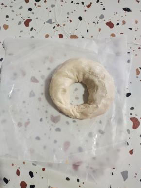 捏成甜甜圈的形状！