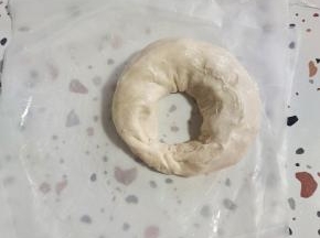捏成甜甜圈的形状！