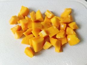 芒果去皮，切小块【选择稍微硬一点的比较好切块】