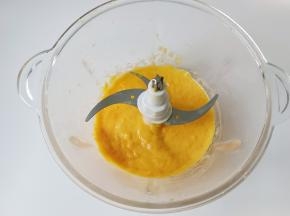 搅拌成芒果糊。