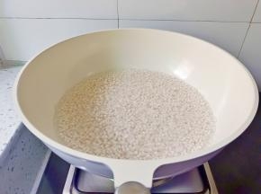 锅里水开，放西米煮【煮西米可以多放一点水，西米在煮的时候会吸收大量水分】