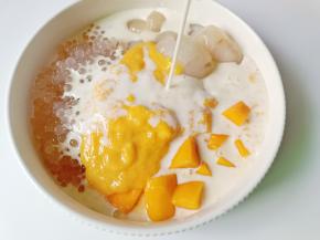 加上芒果糊，纯牛奶，一口一口停不下来！