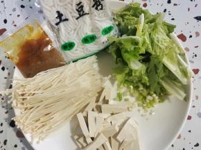 准备好所需的食材:豆腐切成条，奶白菜清洗干净切成段，酸汤肥牛调料1包(40克），土豆粉1袋(200克），葱切成葱花，金针菇去掉根部，清洗干净，挤干水分备用！