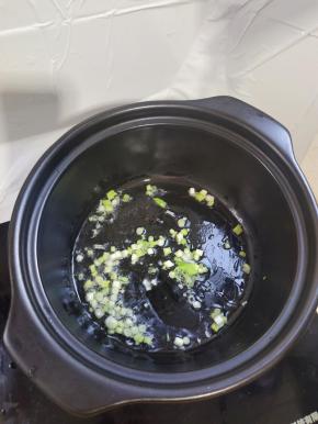 砂锅烧热，倒入适量的油，放入葱花爆香！