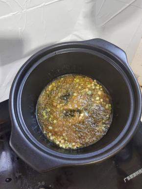 放入一包酸汤肥牛调料翻炒均匀！