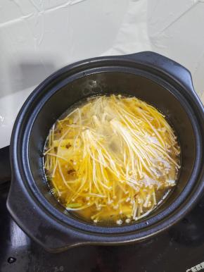 加入切好的豆腐条和金针菇！