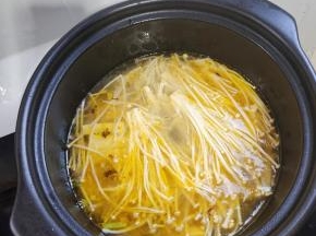 加入切好的豆腐条和金针菇！