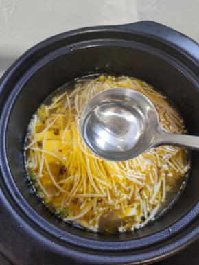 放入一勺白醋，增加酸味儿，不喜欢吃太酸的也可以不放！