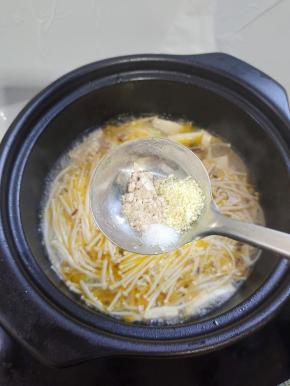 放入一勺盐，一勺胡椒粉，一勺鸡精调味！