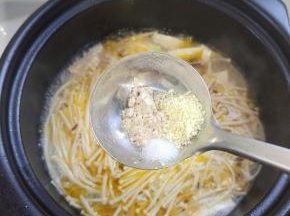 放入一勺盐，一勺胡椒粉，一勺鸡精调味！