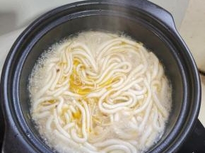 放入土豆粉，煮熟！