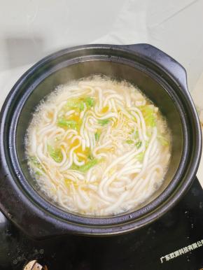 起锅前放入奶白菜烫熟即可！(也可以把奶白菜换成其他的青菜！)