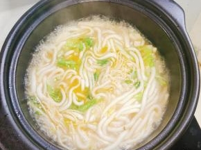 起锅前放入奶白菜烫熟即可！(也可以把奶白菜换成其他的青菜！)