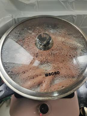 水开，黑椒脆皮烤肠上锅蒸4分钟左右就可以了，时间长了会爆开！有条件的也可以用空气炸锅烤熟或者平底锅煎熟都可以！