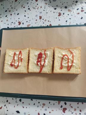 挤上适量的番茄酱和沙拉酱！