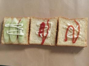 第一片吐司上放上黄瓜片，然后再挤适量的沙拉酱！(可以把黄瓜片换成嫩生菜，今天去超市没有买到生菜，就用黄瓜来代替了！)