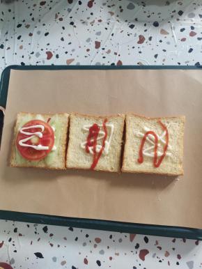 再放一片西红柿，挤适量的沙拉酱！(切记西红柿水分多，不能直接接触吐司片，要用生菜或者黄瓜片来给它阻隔开！)