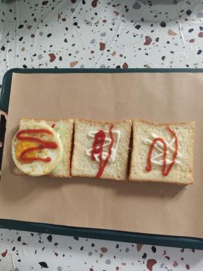 再放上一个煎好的鸡蛋，挤上适量的番茄酱！