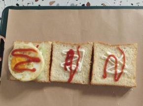 再放上一个煎好的鸡蛋，挤上适量的番茄酱！