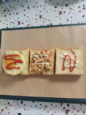 第二片吐司面包上放适量的肉松，再挤上适量的沙拉酱！