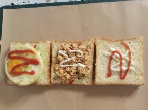 第二片吐司面包上放适量的肉松，再挤上适量的沙拉酱！