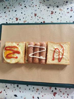 放入烤肠，挤上适量的沙拉酱！