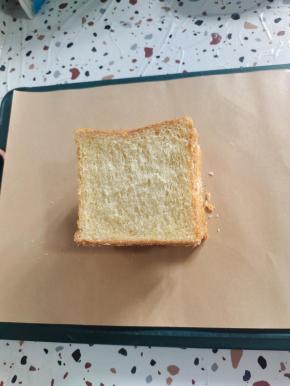 三片吐司面包依次罗起来！