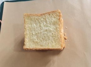 三片吐司面包依次罗起来！