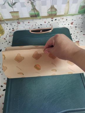 找到中间点，纸开口处对折！