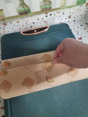 开口朝下，折下来之后，再往两边收紧！