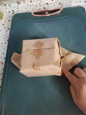 再折成小的三角形！