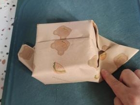 再折成小的三角形！