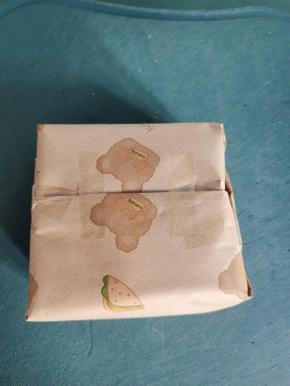 两边也用胶带固定一下，以免切的时候散开！