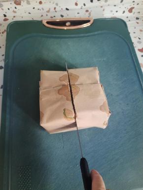 找到居中的位置，用面包刀锯开就行了！