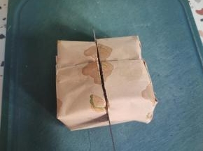 找到居中的位置，用面包刀锯开就行了！