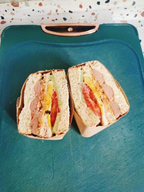 就这样我们的经典烤肠三明治就做好了！