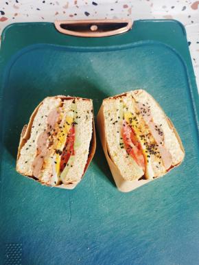 撒上适量的黑芝麻点缀一下，看着更好看哦！