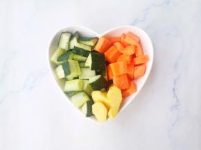 胡萝卜、黄瓜切小块，姜切片，