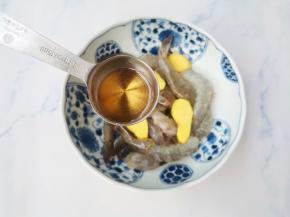 鲜虾洗净去头去壳去须去虾线放入碗中，加适量黑胡椒、半勺料酒、