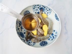 鲜虾洗净去头去壳去须去虾线放入碗中，加适量黑胡椒、半勺料酒、