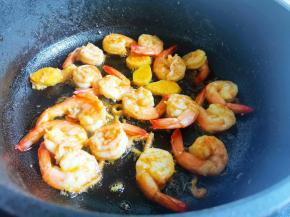 锅中热油，放入虾仁炒至变色捞出，