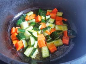 另起锅热油倒入胡萝卜炒至1分钟，加入黄瓜翻炒至断生，