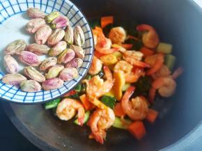 倒入虾仁，再放入开心果，