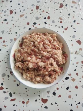 肉沫中放入一大勺生抽，一勺料酒抓拌均匀后，放入一大勺淀粉抓拌均匀，最后放入适量的香油拌匀，腌制十分钟左右备用！