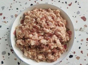 肉沫中放入一大勺生抽，一勺料酒抓拌均匀后，放入一大勺淀粉抓拌均匀，最后放入适量的香油拌匀，腌制十分钟左右备用！
