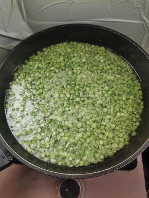 水开，放入一勺盐和适量的油，再放去切好的豇豆沫！