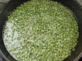 水开，放入一勺盐和适量的油，再放去切好的豇豆沫！